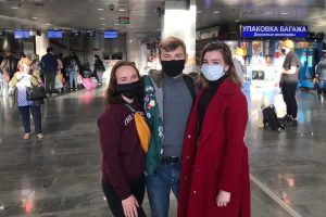 В аэропорту перед отлетом на целину Никита Ильченко и девушки из отряда "Стрела"