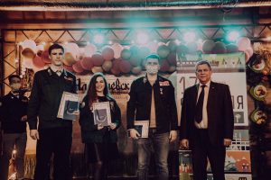 Владимир Калинин вручает награды от Союза строителей