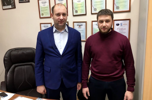 Слева направо: профессор Алексей Краев, ассистент Зураб Шанхоев.
