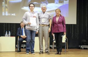Бронзовый призер олимпиады по математике Максим Стариков на награждении